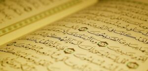 Fetih Suresi 24. Ayet Meali, Arapça Yazılışı, Anlamı ve Tefsiri
